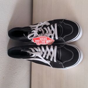 Womans Vans high top tennis shoes sz 9.